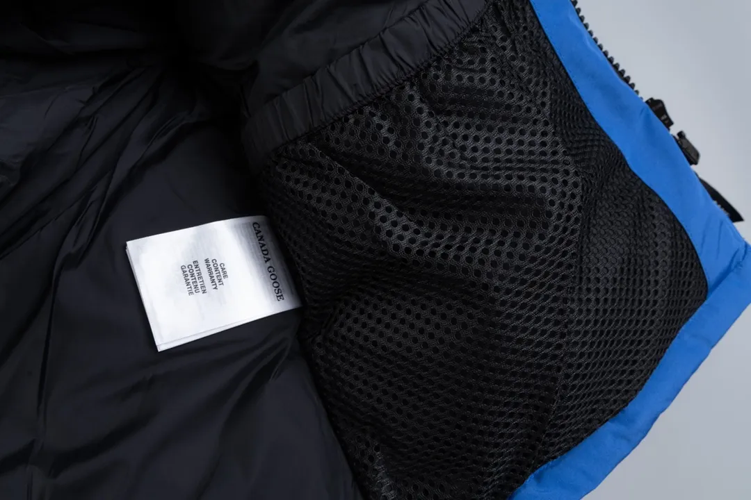 P820 (Top wolf fur version delivery handbag) Canada Goose Canada Goose #Expedition expedition parka classic down jacket ➖ Imported 21-count polyester-cotton blended original fabric [last year’s 16-count/18-count hard fabrics have been completely eliminated, this year all use 21-count genuine synchronous fabrics, the soft mid-band feels delicate and textured], genuine synchronous Feather-Light 10D waterproof coated fabric, made of 84.5% polyester fiber and 15.5% cotton, 100% the best feel in the entire network! ➖ The genuine official website uses the national standard 80 white duck down, and will never be misled by false claims such as 90 down or goose down! ➖ Using the best nylon lining with double double-layer sealing design, velvet-proof No. 7 needle + grid-filled down ready-made garments, there is 100% no so-called velvet running! ➖ The cuffs are designed with thickened seamless threads, and the collar and pockets are lined with top-quality polar fleece to keep you warm and comfortable! ➖ Yoshida YKK provides original custom-made electroplated sliders. YKK two-way lockable zippers are tight and smooth and will not peel off paint! ➖ 3M composite guarantees that the Velcro is the same as the original, durable, and all accessories and hardware are custom-made! ➖ Imported BEHRINGER embroidery machine to customize the 10,000-needle embroidery logo, 98% of which can be reproduced to restore the original logo. You can check and compare on the official website! ➖ The fur collars are all made of large pieces of Western Canadian blue wolf hide, ensuring that each fur collar is 13-15cm wide!
